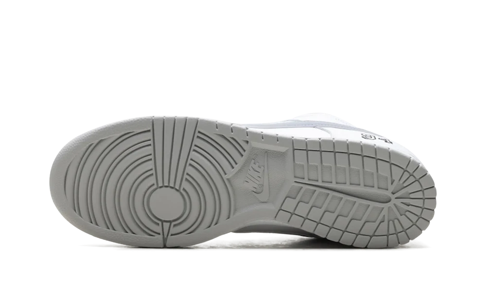 Nike SB Dunk Low Supreme White Metallic Silver - Image 4